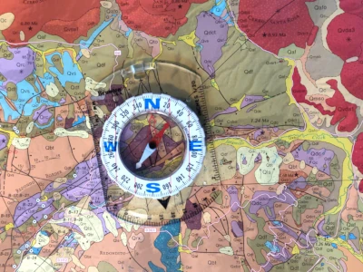 Magnetometers 'ave turned cell phones into compasses, which are sensitive t' geomagnetic storms